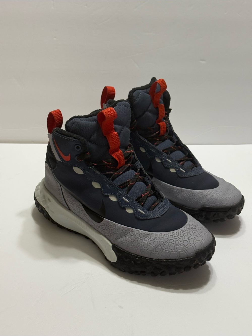 Nike Terrascout Mid-Top Boots Sneakers Gray/Navy Orange Accents Boy’s Sz 3.5